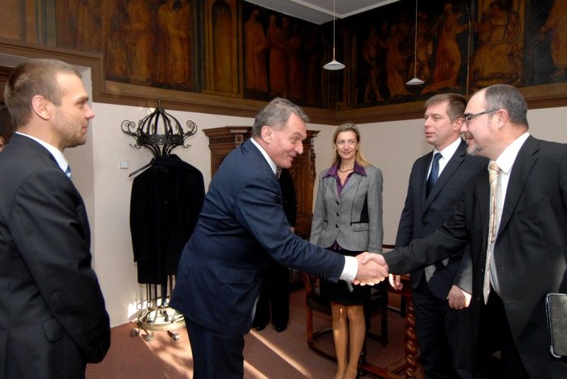 Na pozvání primátora Martina Baxy přijel (28.11.2011) na návštěvu plzeňské radnice primátor hlavního města Prahy Bohuslav Svoboda. Po hodinové diskusi ke společným tématům obou měst, které se zúčastnili také náměstkyně primátora Eva Herinková, náměstci primátora Petr Rund a Martin Zrzavecký a radní Helena Matoušová, si pražský primátor prohlédl obřadní síň a posléze zavítal v doprovodu primátora Baxy do Západočeské galerie na výstavu Adolf Loos – dílo v českých zemích.