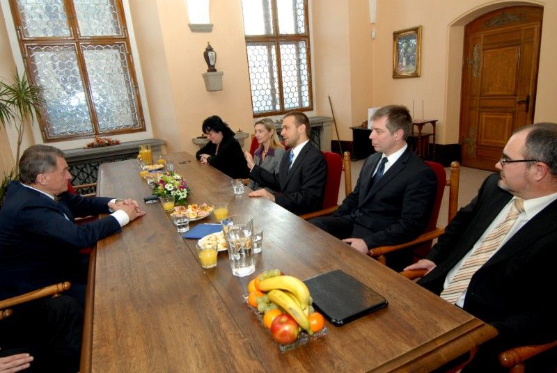 Na pozvání primátora Martina Baxy přijel (28.11.2011) na návštěvu plzeňské radnice primátor hlavního města Prahy Bohuslav Svoboda. Po hodinové diskusi ke společným tématům obou měst, které se zúčastnili také náměstkyně primátora Eva Herinková, náměstci primátora Petr Rund a Martin Zrzavecký a radní Helena Matoušová, si pražský primátor prohlédl obřadní síň a posléze zavítal v doprovodu primátora Baxy do Západočeské galerie na výstavu Adolf Loos – dílo v českých zemích.