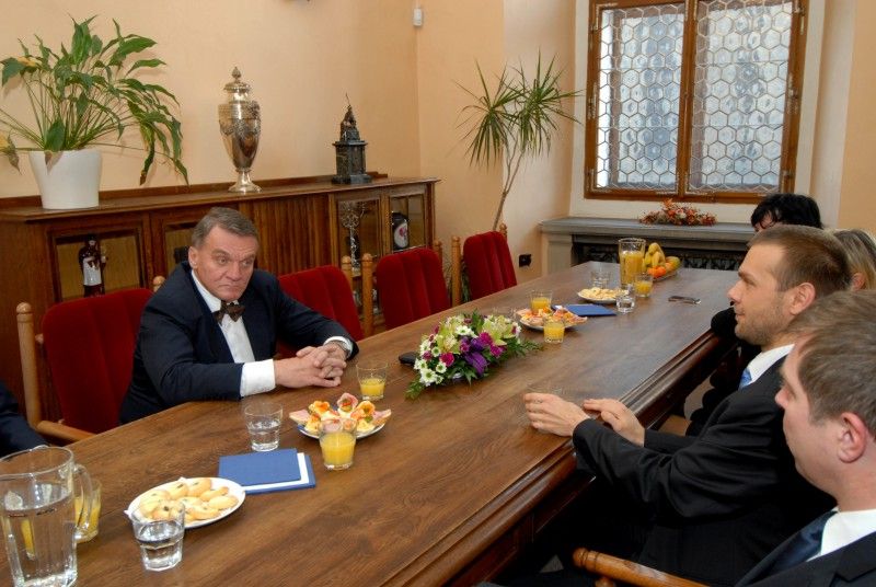 Na pozvání primátora Martina Baxy přijel (28.11.2011) na návštěvu plzeňské radnice primátor hlavního města Prahy Bohuslav Svoboda. Po hodinové diskusi ke společným tématům obou měst, které se zúčastnili také náměstkyně primátora Eva Herinková, náměstci primátora Petr Rund a Martin Zrzavecký a radní Helena Matoušová, si pražský primátor prohlédl obřadní síň a posléze zavítal v doprovodu primátora Baxy do Západočeské galerie na výstavu Adolf Loos – dílo v českých zemích.