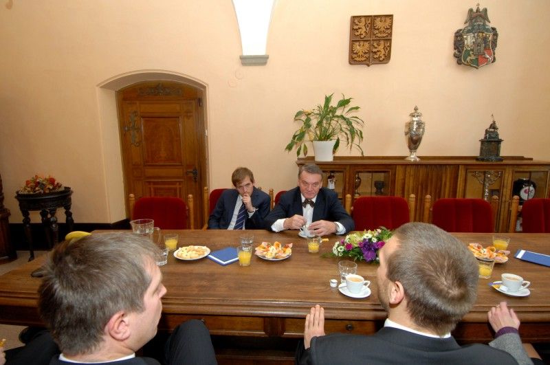 Na pozvání primátora Martina Baxy přijel (28.11.2011) na návštěvu plzeňské radnice primátor hlavního města Prahy Bohuslav Svoboda. Po hodinové diskusi ke společným tématům obou měst, které se zúčastnili také náměstkyně primátora Eva Herinková, náměstci primátora Petr Rund a Martin Zrzavecký a radní Helena Matoušová, si pražský primátor prohlédl obřadní síň a posléze zavítal v doprovodu primátora Baxy do Západočeské galerie na výstavu Adolf Loos – dílo v českých zemích.