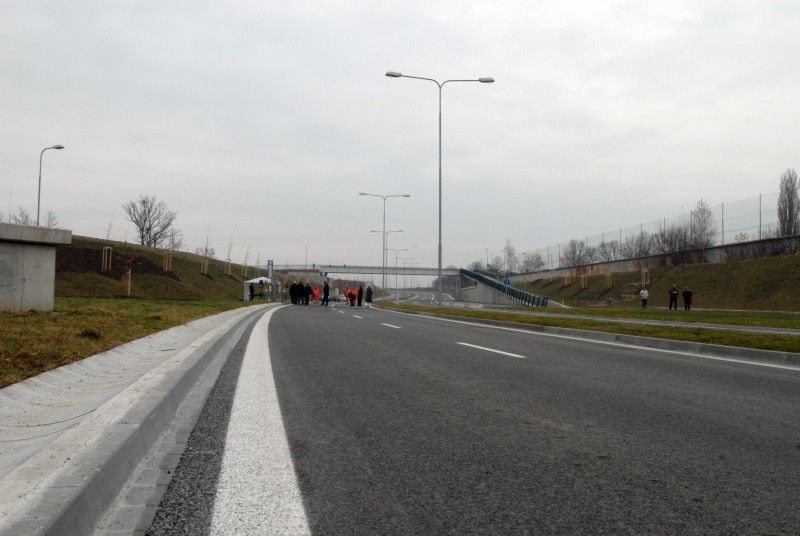 Ředitelství silnic a dálnic dnes (30.11.2011) zprovoznilo nový jeden kilometr dlouhý úsek silnice I/27. Navazuje na dálniční přivaděč budovaný v rámci dálnice D5 Praha – Rozvadov. Jeho zprovozněním má dojít k odlehčení dopravní zátěže především v části Klatovské třídy. Stavba silnice I/27, Tyršův sad – Sukova je poslední ze souboru staveb dálničních přivaděčů k dálnici D5 ve směru od Plzně a je rovněž součástí hlavní komunikační sítě města Plzně.