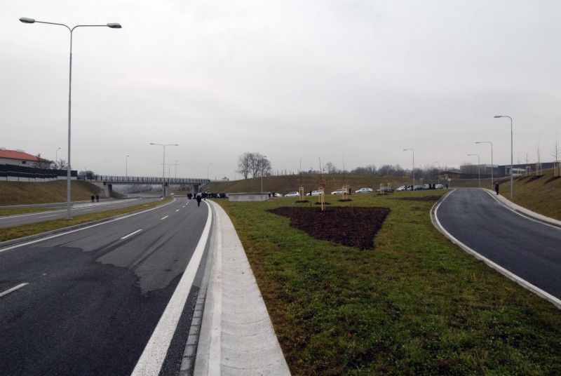 Ředitelství silnic a dálnic dnes (30.11.2011) zprovoznilo nový jeden kilometr dlouhý úsek silnice I/27. Navazuje na dálniční přivaděč budovaný v rámci dálnice D5 Praha – Rozvadov. Jeho zprovozněním má dojít k odlehčení dopravní zátěže především v části Klatovské třídy. Stavba silnice I/27, Tyršův sad – Sukova je poslední ze souboru staveb dálničních přivaděčů k dálnici D5 ve směru od Plzně a je rovněž součástí hlavní komunikační sítě města Plzně.