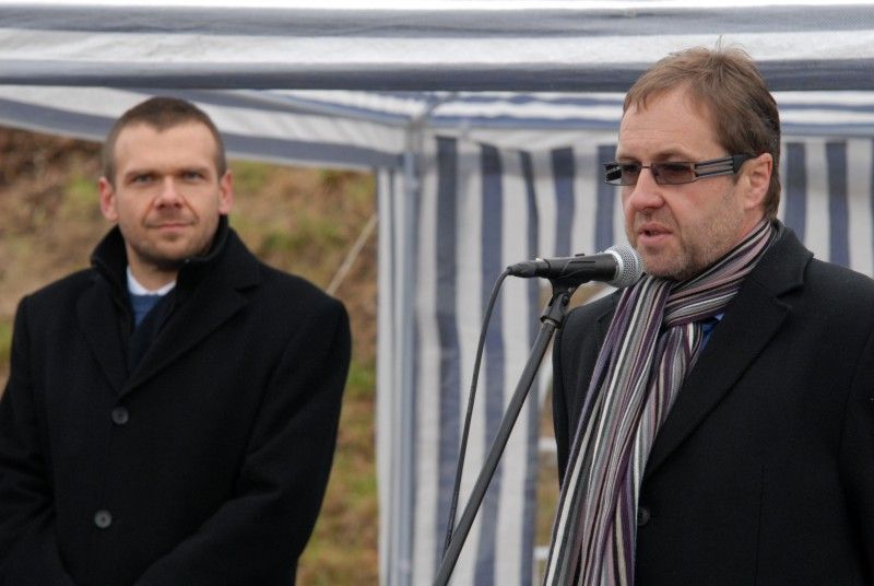 Ředitelství silnic a dálnic dnes (30.11.2011) zprovoznilo nový jeden kilometr dlouhý úsek silnice I/27. Navazuje na dálniční přivaděč budovaný v rámci dálnice D5 Praha – Rozvadov. Jeho zprovozněním má dojít k odlehčení dopravní zátěže především v části Klatovské třídy. Stavba silnice I/27, Tyršův sad – Sukova je poslední ze souboru staveb dálničních přivaděčů k dálnici D5 ve směru od Plzně a je rovněž součástí hlavní komunikační sítě města Plzně.