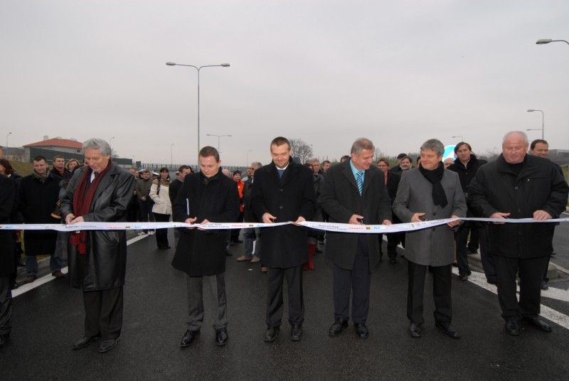 Ředitelství silnic a dálnic dnes (30.11.2011) zprovoznilo nový jeden kilometr dlouhý úsek silnice I/27. Navazuje na dálniční přivaděč budovaný v rámci dálnice D5 Praha – Rozvadov. Jeho zprovozněním má dojít k odlehčení dopravní zátěže především v části Klatovské třídy. Stavba silnice I/27, Tyršův sad – Sukova je poslední ze souboru staveb dálničních přivaděčů k dálnici D5 ve směru od Plzně a je rovněž součástí hlavní komunikační sítě města Plzně.