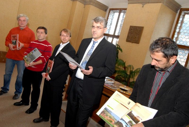 Procházka Plzní před rokem 1989 autorů Adama Skály a Petra Mazného a Tajemství plzeňských kopců Jana Hajšmana jsou dvě knižní novinky vydavatelství a nakladatelství Starý most (2.12.2011).