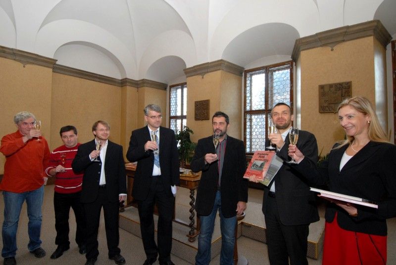 Procházka Plzní před rokem 1989 autorů Adama Skály a Petra Mazného a Tajemství plzeňských kopců Jana Hajšmana jsou dvě knižní novinky vydavatelství a nakladatelství Starý most (2.12.2011).