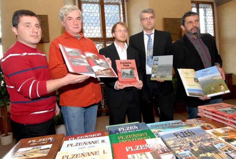 Procházka Plzní před rokem 1989 autorů Adama Skály a Petra Mazného a Tajemství plzeňských kopců Jana Hajšmana jsou dvě knižní novinky vydavatelství a nakladatelství Starý most (2.12.2011).