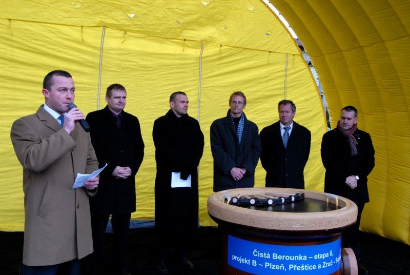 V městské části Radobyčice dnes (6.12.2011) byla zahájena jedna z šesti vodohospodářských staveb projektu Čistá Berounka II, projekt B.