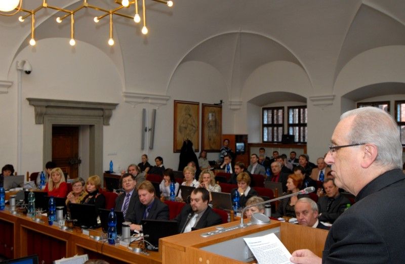 „Svět je stále ohrožen ekonomickou krizí. Je však jasně vidět, že její příčinou je sobectví, jednotlivců i kolektivní, a že jde tedy v prvé řadě o krizi morální, jejímž důsledkem je pak krize celé společnosti včetně krize ekonomické,“ sdělil mimo jiné ve své vánoční promluvě na prosincovém (8.12.2011) zasedání zastupitelstva Mons. František Radkovský.