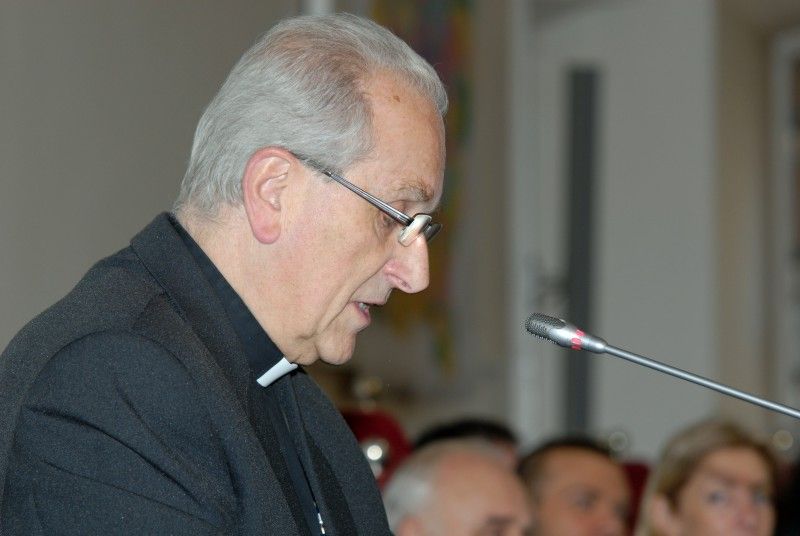 „Svět je stále ohrožen ekonomickou krizí. Je však jasně vidět, že její příčinou je sobectví, jednotlivců i kolektivní, a že jde tedy v prvé řadě o krizi morální, jejímž důsledkem je pak krize celé společnosti včetně krize ekonomické,“ sdělil mimo jiné ve své vánoční promluvě na prosincovém (8.12.2011) zasedání zastupitelstva Mons. František Radkovský.