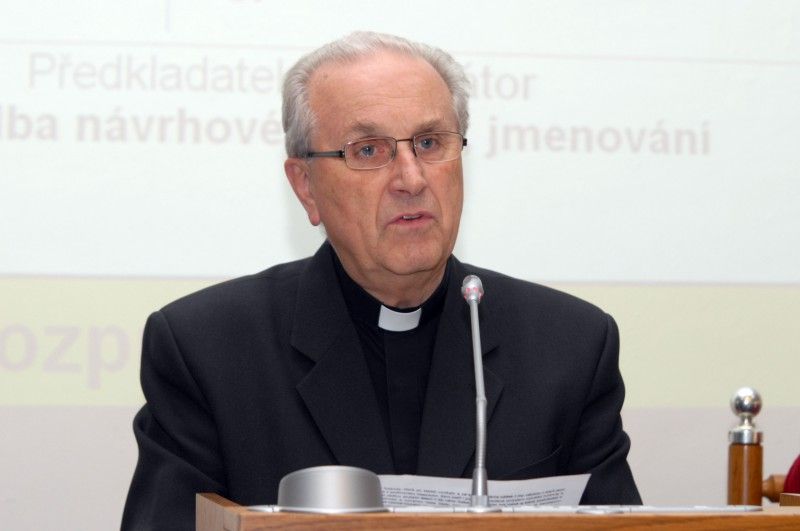 „Svět je stále ohrožen ekonomickou krizí. Je však jasně vidět, že její příčinou je sobectví, jednotlivců i kolektivní, a že jde tedy v prvé řadě o krizi morální, jejímž důsledkem je pak krize celé společnosti včetně krize ekonomické,“ sdělil mimo jiné ve své vánoční promluvě na prosincovém (8.12.2011) zasedání zastupitelstva Mons. František Radkovský.