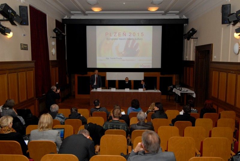 Čtvrtý ročník veletrhu realitních, stavebních a investičních příležitostí na Plzeňsku FINPEX byl dnes (13.12.2011) zahájen v Měšťanské besedě.