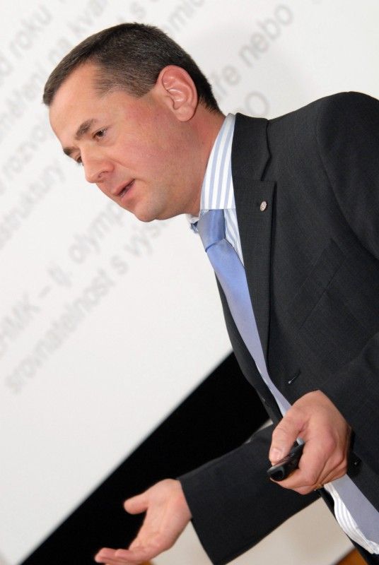 Čtvrtý ročník veletrhu realitních, stavebních a investičních příležitostí na Plzeňsku FINPEX byl dnes (13.12.2011) zahájen v Měšťanské besedě.