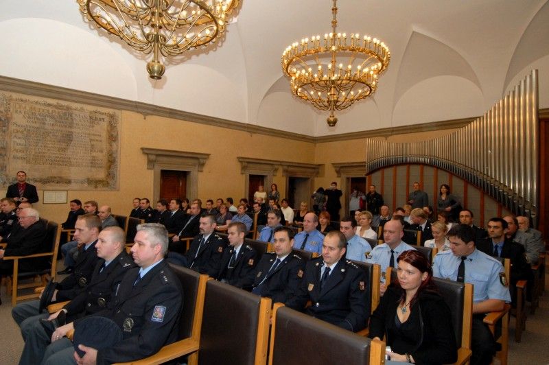 Celkem dvacet občanů města Plzně z řad hasičů, záchranářů, policistů a strážníků obdrželo 13. prosince 2011 při slavnostním setkání na plzeňské radnici pamětní plaketu a věcný dar za mimořádný čin spojený se záchranou lidského života.