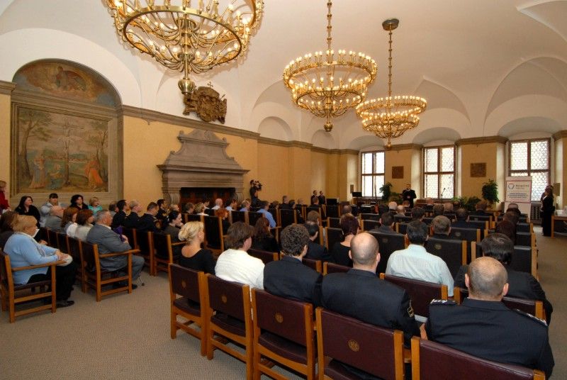 Celkem dvacet občanů města Plzně z řad hasičů, záchranářů, policistů a strážníků obdrželo 13. prosince 2011 při slavnostním setkání na plzeňské radnici pamětní plaketu a věcný dar za mimořádný čin spojený se záchranou lidského života.