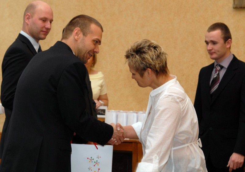 Celkem dvacet občanů města Plzně z řad hasičů, záchranářů, policistů a strážníků obdrželo 13. prosince 2011 při slavnostním setkání na plzeňské radnici pamětní plaketu a věcný dar za mimořádný čin spojený se záchranou lidského života.