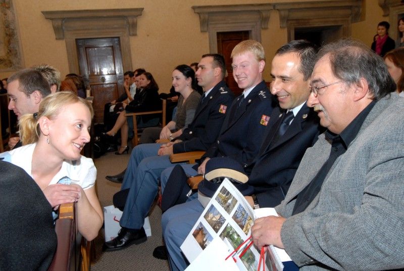 Celkem dvacet občanů města Plzně z řad hasičů, záchranářů, policistů a strážníků obdrželo 13. prosince 2011 při slavnostním setkání na plzeňské radnici pamětní plaketu a věcný dar za mimořádný čin spojený se záchranou lidského života.