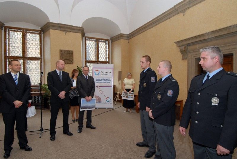 Celkem dvacet občanů města Plzně z řad hasičů, záchranářů, policistů a strážníků obdrželo 13. prosince 2011 při slavnostním setkání na plzeňské radnici pamětní plaketu a věcný dar za mimořádný čin spojený se záchranou lidského života.