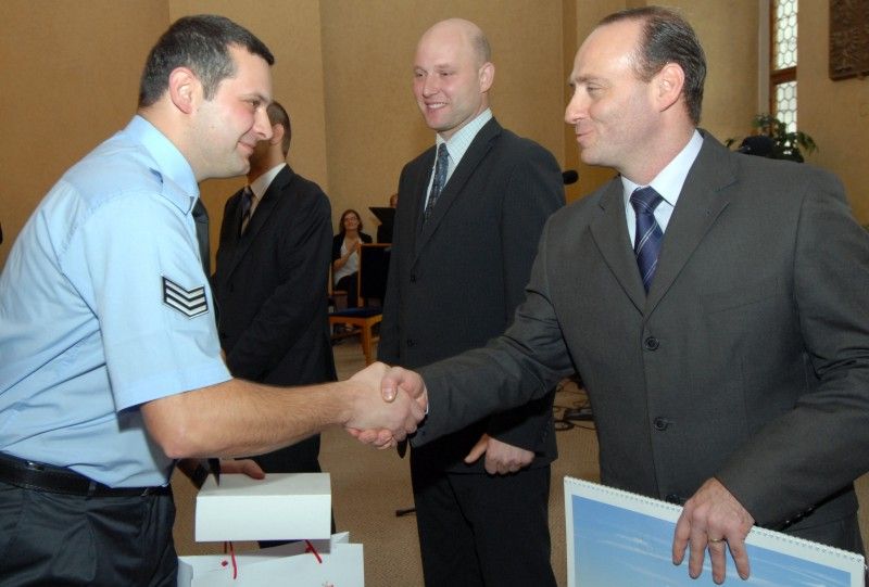 Celkem dvacet občanů města Plzně z řad hasičů, záchranářů, policistů a strážníků obdrželo 13. prosince 2011 při slavnostním setkání na plzeňské radnici pamětní plaketu a věcný dar za mimořádný čin spojený se záchranou lidského života.