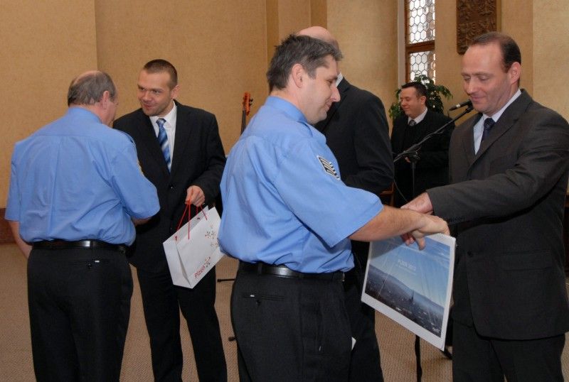 Celkem dvacet občanů města Plzně z řad hasičů, záchranářů, policistů a strážníků obdrželo 13. prosince 2011 při slavnostním setkání na plzeňské radnici pamětní plaketu a věcný dar za mimořádný čin spojený se záchranou lidského života.