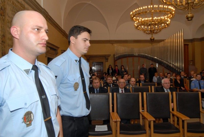 Celkem dvacet občanů města Plzně z řad hasičů, záchranářů, policistů a strážníků obdrželo 13. prosince 2011 při slavnostním setkání na plzeňské radnici pamětní plaketu a věcný dar za mimořádný čin spojený se záchranou lidského života.