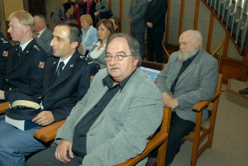 Celkem dvacet občanů města Plzně z řad hasičů, záchranářů, policistů a strážníků obdrželo 13. prosince 2011 při slavnostním setkání na plzeňské radnici pamětní plaketu a věcný dar za mimořádný čin spojený se záchranou lidského života.