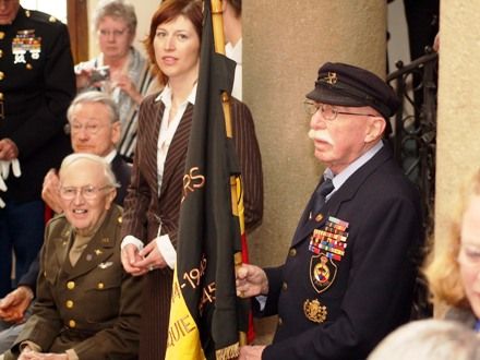 Pietní akt u pamětních desek na schodišti plzeňské historické radnice