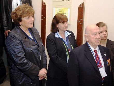 Pietní akt u pamětních desek na schodišti plzeňské historické radnice