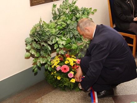Pietní akt u pamětních desek na schodišti plzeňské historické radnice