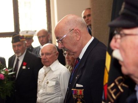 Pietní akt u pamětních desek na schodišti plzeňské historické radnice