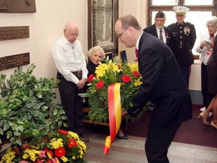 Pietní akt u pamětních desek na schodišti plzeňské historické radnice