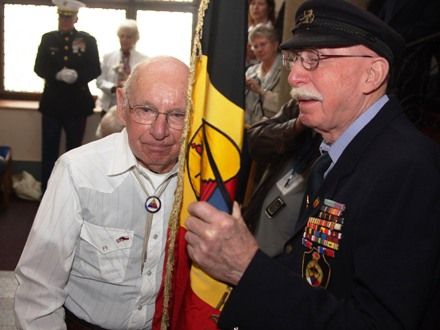 Pietní akt u pamětních desek na schodišti plzeňské historické radnice