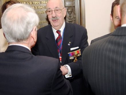 Pietní akt u pamětních desek na schodišti plzeňské historické radnice