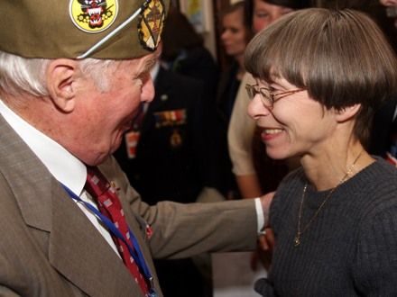 Pietní akt u pamětních desek na schodišti plzeňské historické radnice