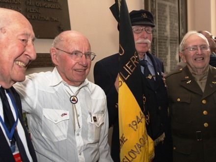 Pietní akt u pamětních desek na schodišti plzeňské historické radnice