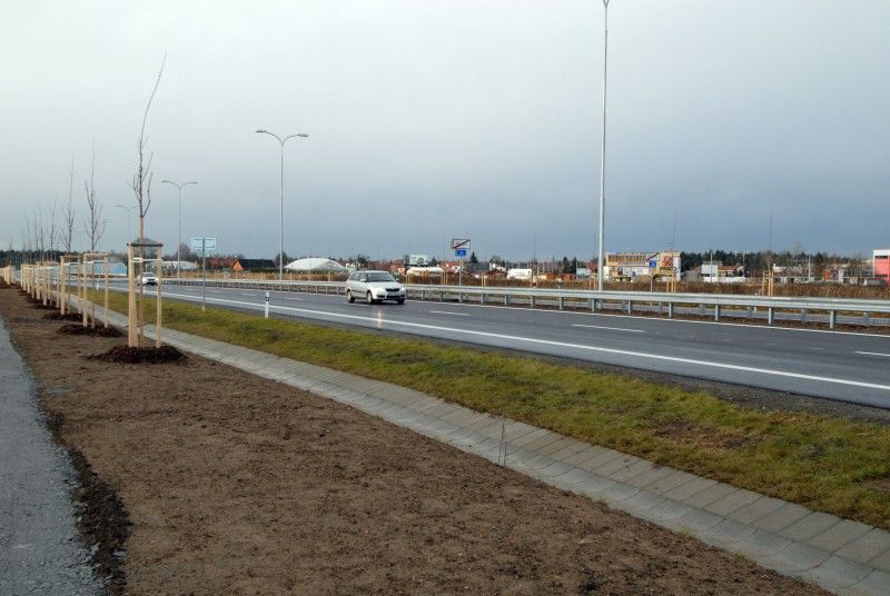 Ředitelství silnic a dálnic ČR (ŘSD) dnes (14.12.2011) uvedlo do provozu 1 962 metrů dlouhou přeložku na kapacitní silnici I/26 Plzeň Nová Hospoda. Jedná se o jeden z posledních přivaděčů na dálnici D5 vedoucí z Prahy do Rozvadova, který má zvýšit dostupnost této komunikace z centra Plzně. Zásadní význam má přeložka především pro obyvatele žijící v její blízkosti.