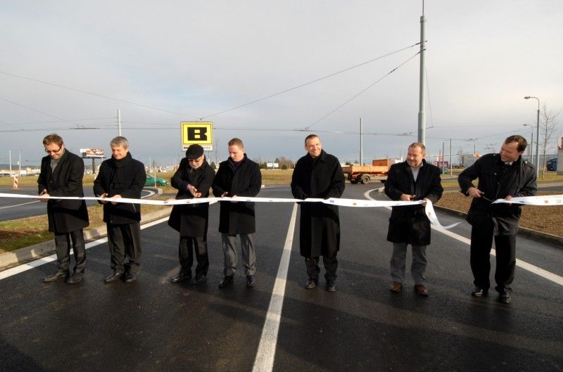 Ředitelství silnic a dálnic ČR (ŘSD) dnes (14.12.2011) uvedlo do provozu 1 962 metrů dlouhou přeložku na kapacitní silnici I/26 Plzeň Nová Hospoda. Jedná se o jeden z posledních přivaděčů na dálnici D5 vedoucí z Prahy do Rozvadova, který má zvýšit dostupnost této komunikace z centra Plzně. Zásadní význam má přeložka především pro obyvatele žijící v její blízkosti.