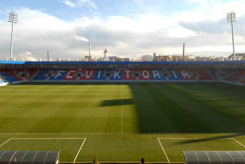 Plzeň představila novou podobu stadionu ve Štruncových sadech. Příležitost navštívit jej měli zájemci ve dnech 13. a 14. prosince 2011 v rámci 4. ročníku veletrhu realitních, stavebních a investičních příležitostí FINPEX 2011. Za rekonstrukci stadionu byla městu na tomto veletrhu udělena cena za významný investiční počin.

Při opravě za 360 milionů korun vznikly nové tribuny, byl odstraněn atletický ovál a hříště se posunulo o 18 metrů k hlavní tribuně. Pokud UEFA stadion s kapacitou téměř 13 000 míst k sezení schválí, chce tam český mistr už v únoru 2012 hrát Evropskou ligu.