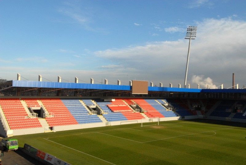 Plzeň představila novou podobu stadionu ve Štruncových sadech. Příležitost navštívit jej měli zájemci ve dnech 13. a 14. prosince 2011 v rámci 4. ročníku veletrhu realitních, stavebních a investičních příležitostí FINPEX 2011. Za rekonstrukci stadionu byla městu na tomto veletrhu udělena cena za významný investiční počin.

Při opravě za 360 milionů korun vznikly nové tribuny, byl odstraněn atletický ovál a hříště se posunulo o 18 metrů k hlavní tribuně. Pokud UEFA stadion s kapacitou téměř 13 000 míst k sezení schválí, chce tam český mistr už v únoru 2012 hrát Evropskou ligu.