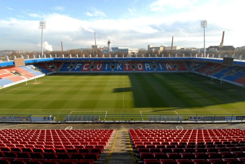 Plzeň představila novou podobu stadionu ve Štruncových sadech. Příležitost navštívit jej měli zájemci ve dnech 13. a 14. prosince 2011 v rámci 4. ročníku veletrhu realitních, stavebních a investičních příležitostí FINPEX 2011. Za rekonstrukci stadionu byla městu na tomto veletrhu udělena cena za významný investiční počin.

Při opravě za 360 milionů korun vznikly nové tribuny, byl odstraněn atletický ovál a hříště se posunulo o 18 metrů k hlavní tribuně. Pokud UEFA stadion s kapacitou téměř 13 000 míst k sezení schválí, chce tam český mistr už v únoru 2012 hrát Evropskou ligu.