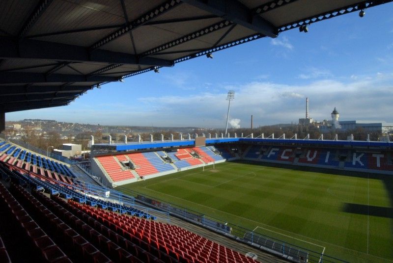 Plzeň představila novou podobu stadionu ve Štruncových sadech. Příležitost navštívit jej měli zájemci ve dnech 13. a 14. prosince 2011 v rámci 4. ročníku veletrhu realitních, stavebních a investičních příležitostí FINPEX 2011. Za rekonstrukci stadionu byla městu na tomto veletrhu udělena cena za významný investiční počin.

Při opravě za 360 milionů korun vznikly nové tribuny, byl odstraněn atletický ovál a hříště se posunulo o 18 metrů k hlavní tribuně. Pokud UEFA stadion s kapacitou téměř 13 000 míst k sezení schválí, chce tam český mistr už v únoru 2012 hrát Evropskou ligu.