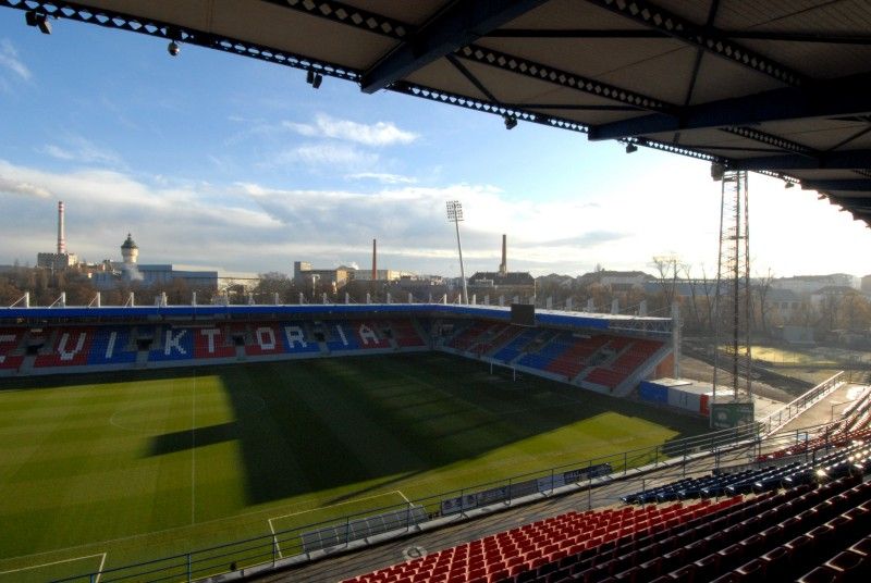 Plzeň představila novou podobu stadionu ve Štruncových sadech. Příležitost navštívit jej měli zájemci ve dnech 13. a 14. prosince 2011 v rámci 4. ročníku veletrhu realitních, stavebních a investičních příležitostí FINPEX 2011. Za rekonstrukci stadionu byla městu na tomto veletrhu udělena cena za významný investiční počin.

Při opravě za 360 milionů korun vznikly nové tribuny, byl odstraněn atletický ovál a hříště se posunulo o 18 metrů k hlavní tribuně. Pokud UEFA stadion s kapacitou téměř 13 000 míst k sezení schválí, chce tam český mistr už v únoru 2012 hrát Evropskou ligu.