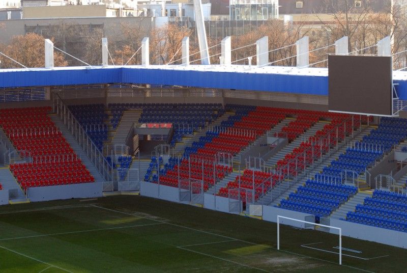 Plzeň představila novou podobu stadionu ve Štruncových sadech. Příležitost navštívit jej měli zájemci ve dnech 13. a 14. prosince 2011 v rámci 4. ročníku veletrhu realitních, stavebních a investičních příležitostí FINPEX 2011. Za rekonstrukci stadionu byla městu na tomto veletrhu udělena cena za významný investiční počin.

Při opravě za 360 milionů korun vznikly nové tribuny, byl odstraněn atletický ovál a hříště se posunulo o 18 metrů k hlavní tribuně. Pokud UEFA stadion s kapacitou téměř 13 000 míst k sezení schválí, chce tam český mistr už v únoru 2012 hrát Evropskou ligu.