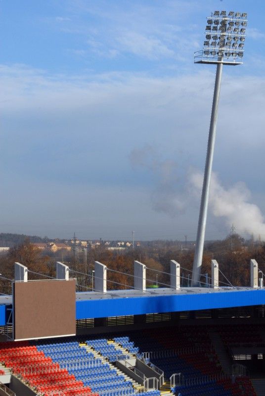 Plzeň představila novou podobu stadionu ve Štruncových sadech. Příležitost navštívit jej měli zájemci ve dnech 13. a 14. prosince 2011 v rámci 4. ročníku veletrhu realitních, stavebních a investičních příležitostí FINPEX 2011. Za rekonstrukci stadionu byla městu na tomto veletrhu udělena cena za významný investiční počin.

Při opravě za 360 milionů korun vznikly nové tribuny, byl odstraněn atletický ovál a hříště se posunulo o 18 metrů k hlavní tribuně. Pokud UEFA stadion s kapacitou téměř 13 000 míst k sezení schválí, chce tam český mistr už v únoru 2012 hrát Evropskou ligu.