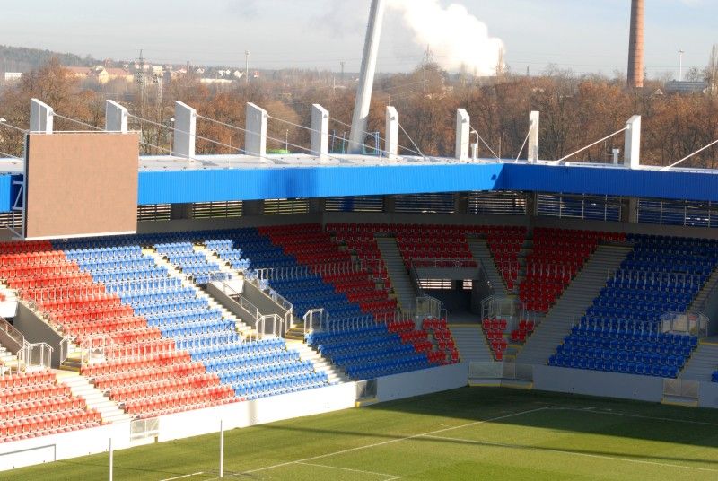 Plzeň představila novou podobu stadionu ve Štruncových sadech. Příležitost navštívit jej měli zájemci ve dnech 13. a 14. prosince 2011 v rámci 4. ročníku veletrhu realitních, stavebních a investičních příležitostí FINPEX 2011. Za rekonstrukci stadionu byla městu na tomto veletrhu udělena cena za významný investiční počin.

Při opravě za 360 milionů korun vznikly nové tribuny, byl odstraněn atletický ovál a hříště se posunulo o 18 metrů k hlavní tribuně. Pokud UEFA stadion s kapacitou téměř 13 000 míst k sezení schválí, chce tam český mistr už v únoru 2012 hrát Evropskou ligu.