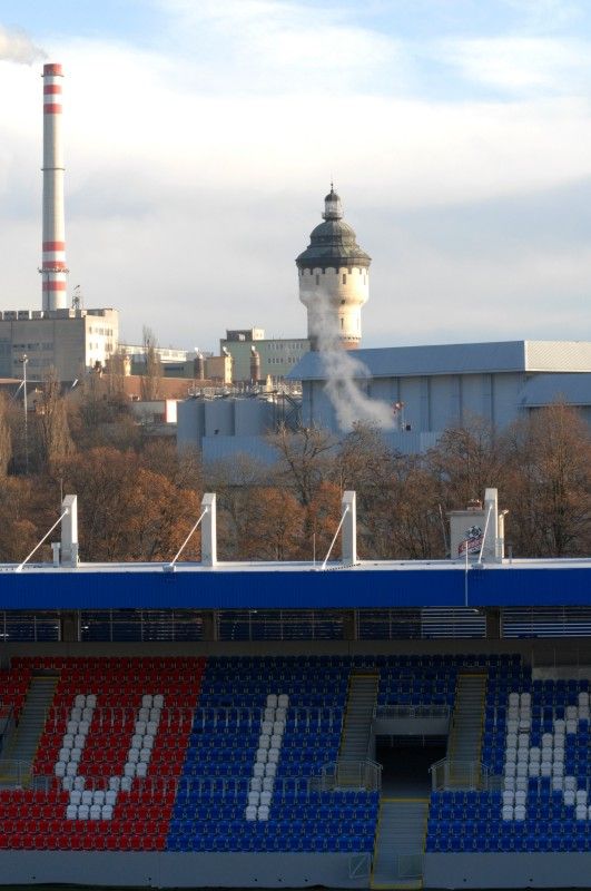 Plzeň představila novou podobu stadionu ve Štruncových sadech. Příležitost navštívit jej měli zájemci ve dnech 13. a 14. prosince 2011 v rámci 4. ročníku veletrhu realitních, stavebních a investičních příležitostí FINPEX 2011. Za rekonstrukci stadionu byla městu na tomto veletrhu udělena cena za významný investiční počin.

Při opravě za 360 milionů korun vznikly nové tribuny, byl odstraněn atletický ovál a hříště se posunulo o 18 metrů k hlavní tribuně. Pokud UEFA stadion s kapacitou téměř 13 000 míst k sezení schválí, chce tam český mistr už v únoru 2012 hrát Evropskou ligu.
