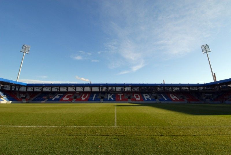 Plzeň představila novou podobu stadionu ve Štruncových sadech. Příležitost navštívit jej měli zájemci ve dnech 13. a 14. prosince 2011 v rámci 4. ročníku veletrhu realitních, stavebních a investičních příležitostí FINPEX 2011. Za rekonstrukci stadionu byla městu na tomto veletrhu udělena cena za významný investiční počin.

Při opravě za 360 milionů korun vznikly nové tribuny, byl odstraněn atletický ovál a hříště se posunulo o 18 metrů k hlavní tribuně. Pokud UEFA stadion s kapacitou téměř 13 000 míst k sezení schválí, chce tam český mistr už v únoru 2012 hrát Evropskou ligu.