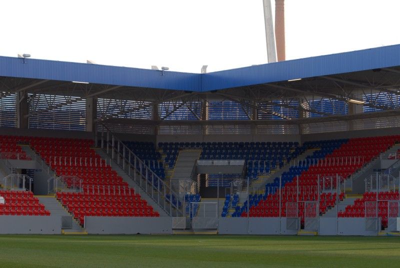 Plzeň představila novou podobu stadionu ve Štruncových sadech. Příležitost navštívit jej měli zájemci ve dnech 13. a 14. prosince 2011 v rámci 4. ročníku veletrhu realitních, stavebních a investičních příležitostí FINPEX 2011. Za rekonstrukci stadionu byla městu na tomto veletrhu udělena cena za významný investiční počin.

Při opravě za 360 milionů korun vznikly nové tribuny, byl odstraněn atletický ovál a hříště se posunulo o 18 metrů k hlavní tribuně. Pokud UEFA stadion s kapacitou téměř 13 000 míst k sezení schválí, chce tam český mistr už v únoru 2012 hrát Evropskou ligu.