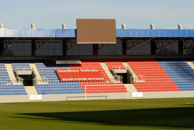 Plzeň představila novou podobu stadionu ve Štruncových sadech. Příležitost navštívit jej měli zájemci ve dnech 13. a 14. prosince 2011 v rámci 4. ročníku veletrhu realitních, stavebních a investičních příležitostí FINPEX 2011. Za rekonstrukci stadionu byla městu na tomto veletrhu udělena cena za významný investiční počin.

Při opravě za 360 milionů korun vznikly nové tribuny, byl odstraněn atletický ovál a hříště se posunulo o 18 metrů k hlavní tribuně. Pokud UEFA stadion s kapacitou téměř 13 000 míst k sezení schválí, chce tam český mistr už v únoru 2012 hrát Evropskou ligu.