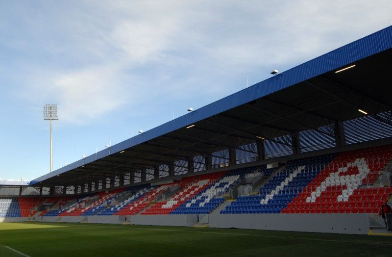 Plzeň představila novou podobu stadionu ve Štruncových sadech. Příležitost navštívit jej měli zájemci ve dnech 13. a 14. prosince 2011 v rámci 4. ročníku veletrhu realitních, stavebních a investičních příležitostí FINPEX 2011. Za rekonstrukci stadionu byla městu na tomto veletrhu udělena cena za významný investiční počin.

Při opravě za 360 milionů korun vznikly nové tribuny, byl odstraněn atletický ovál a hříště se posunulo o 18 metrů k hlavní tribuně. Pokud UEFA stadion s kapacitou téměř 13 000 míst k sezení schválí, chce tam český mistr už v únoru 2012 hrát Evropskou ligu.
